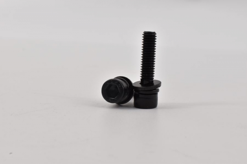 What is the impact of the head size tolerance of the combination screw on its use?